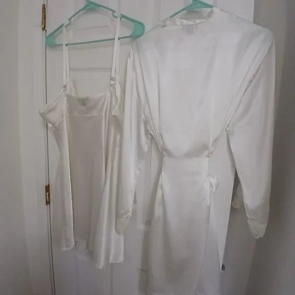 Jones New York White Satin Gown and Robe Set